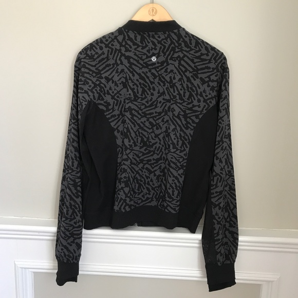 Lululemon Noir Jacket Sz 8 Lightweight, Thumbholes, Mesh, Black Animal Print - Picture 4 of 14